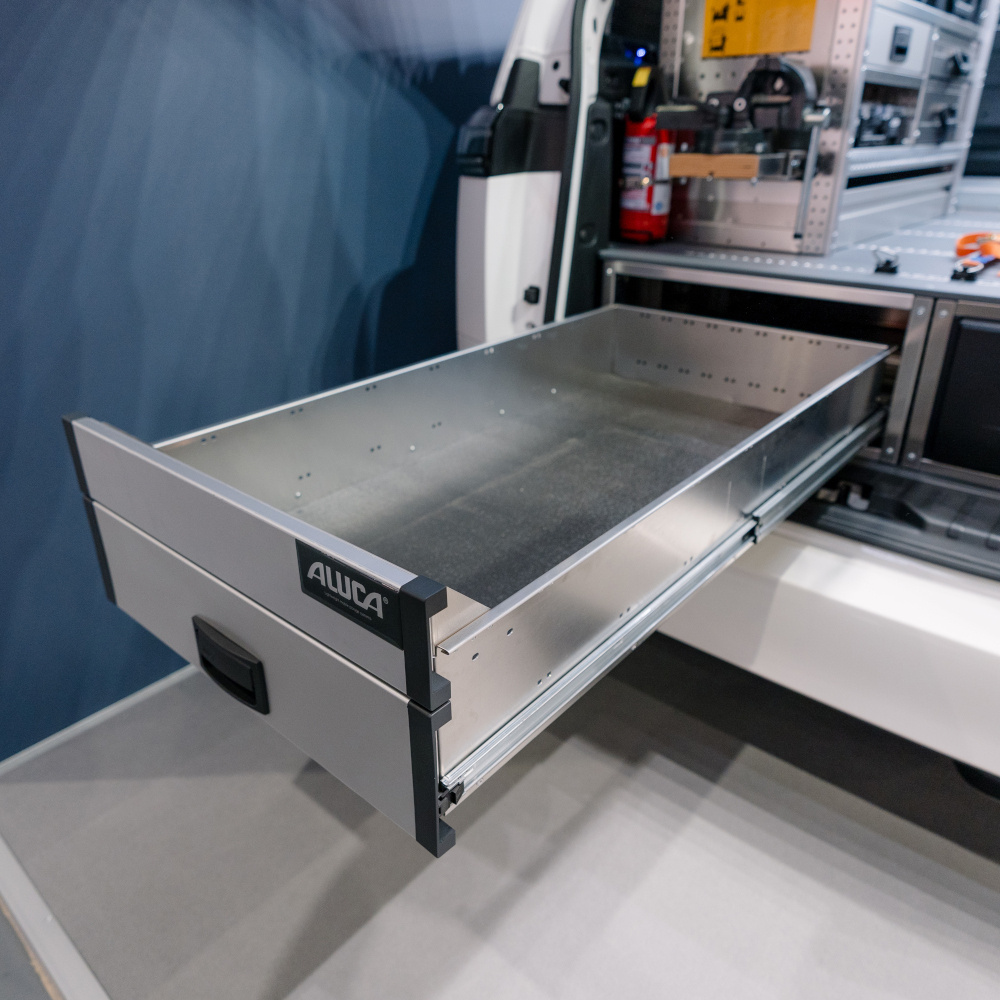 **ALT-Text:** aluDB Schubladensystem in einem Fahrzeug für mehr Stauraum und Ordnung.